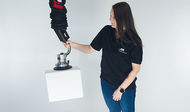 FIPALIFTswift vacuum lifter for ergonomic handling Easy handling of packages with FIPALIFTswift - optimize your process