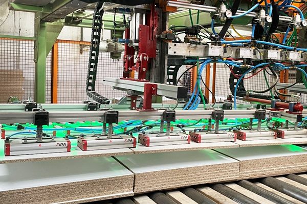 Area grippers – handling wooden panels in the furniture industry