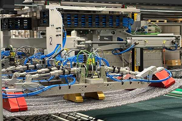 Needle gripper for self-adhesive carpet tiles